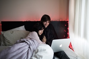 couple devant un film